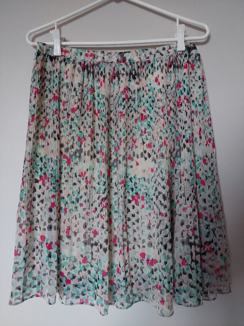 Allison Daley Petite pleated skirt Size 8P with a colorful abstract print White